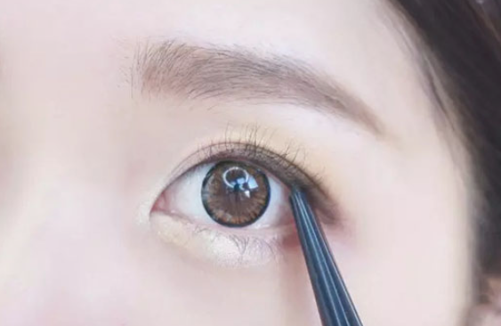 甜美約會妝的特點 只需三招迷醉他的心 甜美約會妝的特點 只需三招迷醉他的心