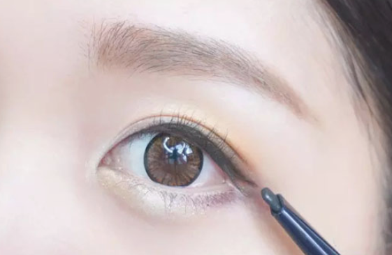 甜美約會妝的特點 只需三招迷醉他的心 甜美約會妝的特點 只需三招迷醉他的心