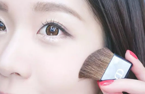 甜美約會妝的特點 只需三招迷醉他的心 甜美約會妝的特點 只需三招迷醉他的心