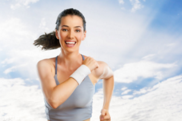 跑步機可以光腳跑嗎 這些誤區(qū)要注意 跑步機可以光腳跑嗎 這些誤區(qū)要注意