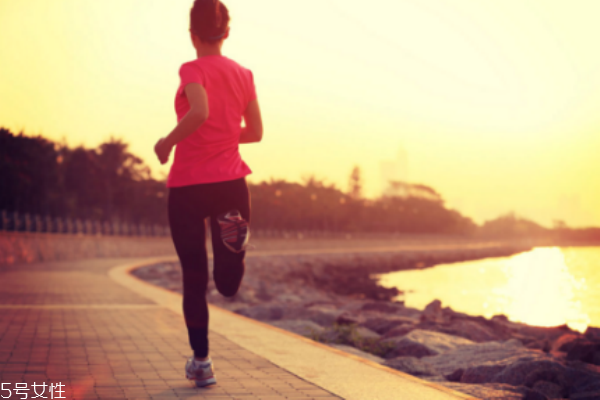 跑步機可以光腳跑嗎 這些誤區(qū)要注意 跑步機可以光腳跑嗎 這些誤區(qū)要注意