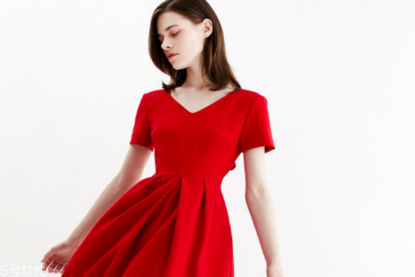 v領(lǐng)連衣裙怎么搭配 展現(xiàn)最美的自己 v領(lǐng)連衣裙怎么搭配 展現(xiàn)最美的自己