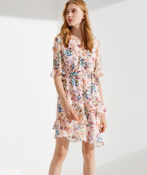 v領(lǐng)連衣裙怎么搭配 展現(xiàn)最美的自己 v領(lǐng)連衣裙怎么搭配 展現(xiàn)最美的自己