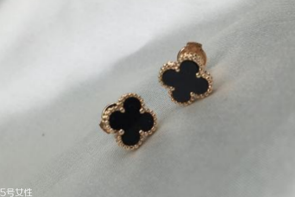 梵克雅寶耳釘怎么佩戴 不要用蠻力 梵克雅寶耳釘怎么佩戴 不要用蠻力