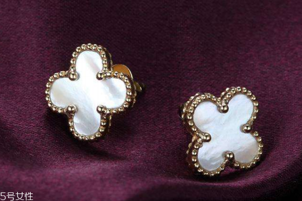 梵克雅寶耳釘怎么佩戴 不要用蠻力 梵克雅寶耳釘怎么佩戴 不要用蠻力