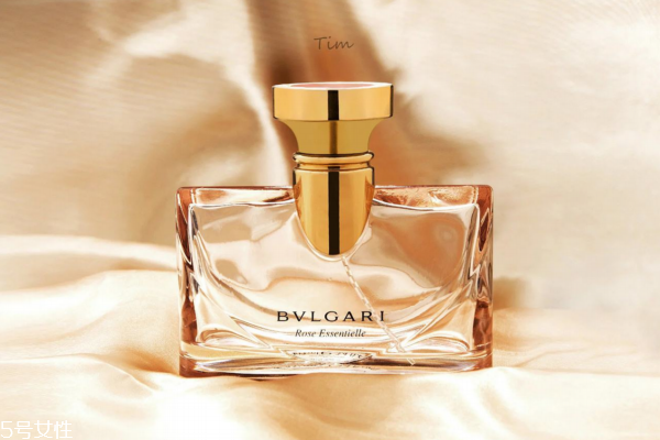 香水可以噴衣服上嗎 看什么衣服 香水可以噴衣服上嗎 看什么衣服