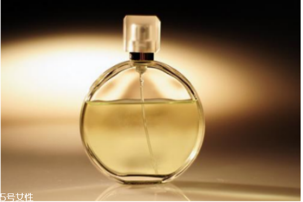 香水可以噴衣服上嗎 看什么衣服 香水可以噴衣服上嗎 看什么衣服