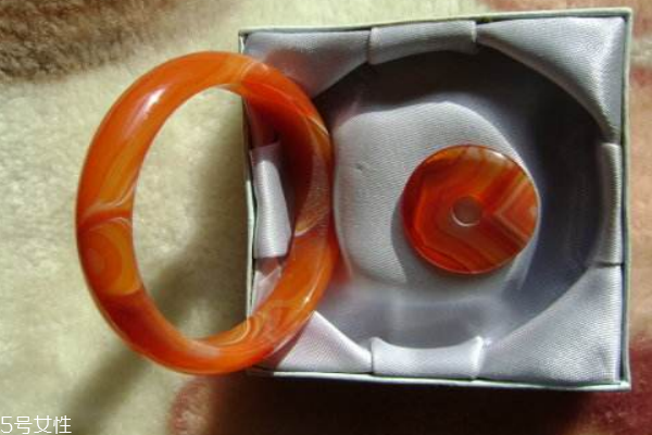 瑪瑙手鐲適合什么人戴 這些人群都不錯 瑪瑙手鐲適合什么人戴 這些人群都不錯