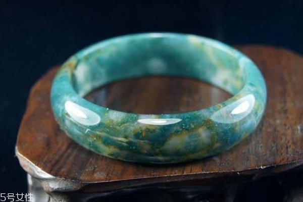 瑪瑙手鐲和玉鐲的區(qū)別 不要弄混淆 瑪瑙手鐲和玉鐲的區(qū)別 不要弄混淆