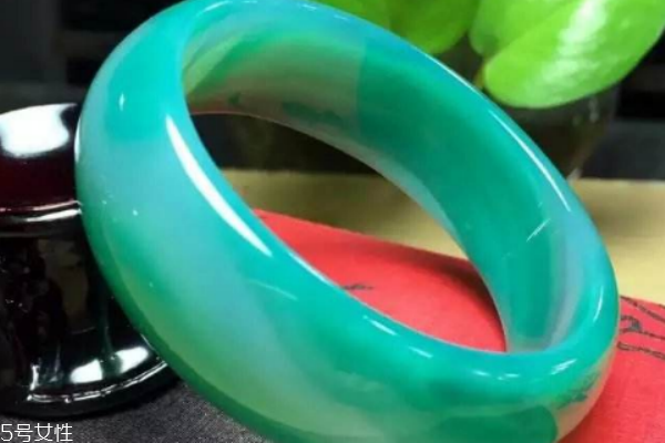 瑪瑙手鐲和玉鐲的區(qū)別 不要弄混淆 瑪瑙手鐲和玉鐲的區(qū)別 不要弄混淆