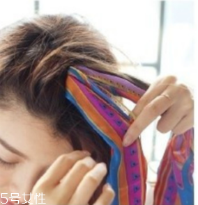 絲巾扎頭發(fā)怎么才好看 絲巾扎頭發(fā)的方法 絲巾扎頭發(fā)怎么才好看 絲巾扎頭發(fā)的方法