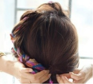 絲巾扎頭發(fā)怎么才好看 絲巾扎頭發(fā)的方法 絲巾扎頭發(fā)怎么才好看 絲巾扎頭發(fā)的方法