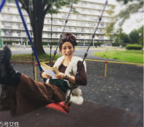 絲巾扎頭發(fā)怎么才好看 絲巾扎頭發(fā)的方法 絲巾扎頭發(fā)怎么才好看 絲巾扎頭發(fā)的方法