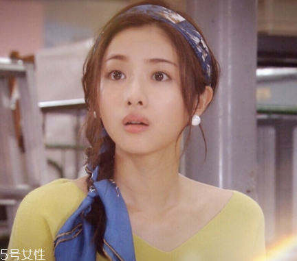 絲巾扎頭發(fā)怎么才好看 絲巾扎頭發(fā)的方法 絲巾扎頭發(fā)怎么才好看 絲巾扎頭發(fā)的方法