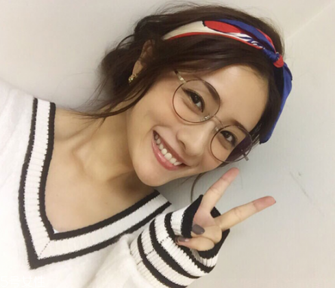 絲巾扎頭發(fā)怎么才好看 絲巾扎頭發(fā)的方法 絲巾扎頭發(fā)怎么才好看 絲巾扎頭發(fā)的方法