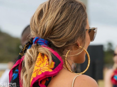 絲巾扎頭發(fā)怎么才好看 絲巾扎頭發(fā)的方法 絲巾扎頭發(fā)怎么才好看 絲巾扎頭發(fā)的方法