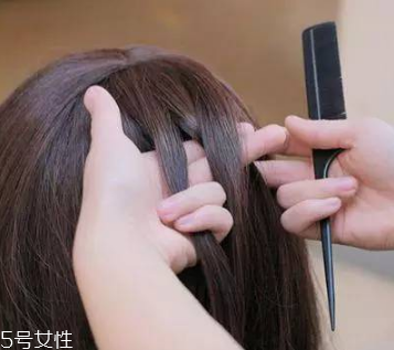 頭發(fā)怎么扎好看 簡單又特別的扎發(fā) 頭發(fā)怎么扎好看 簡單又特別的扎發(fā)