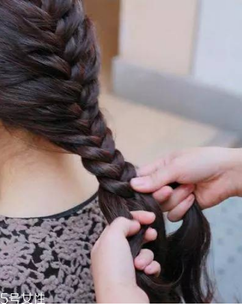 頭發(fā)怎么扎好看 簡單又特別的扎發(fā) 頭發(fā)怎么扎好看 簡單又特別的扎發(fā)