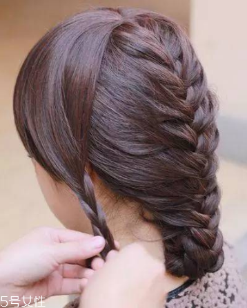 頭發(fā)怎么扎好看 簡單又特別的扎發(fā) 頭發(fā)怎么扎好看 簡單又特別的扎發(fā)