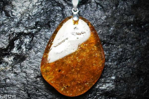 琥珀可以戴著洗澡嗎 影響不是很大 琥珀可以戴著洗澡嗎 影響不是很大