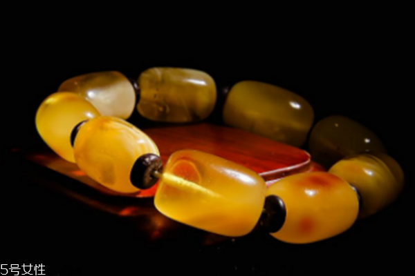 琥珀可以戴著洗澡嗎 影響不是很大 琥珀可以戴著洗澡嗎 影響不是很大