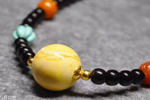 琥珀可以戴著洗澡嗎 影響不是很大 琥珀可以戴著洗澡嗎 影響不是很大