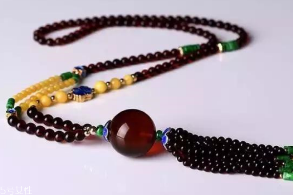 琥珀會越戴越亮嗎 保養(yǎng)方法要學(xué)會 琥珀會越戴越亮嗎 保養(yǎng)方法要學(xué)會