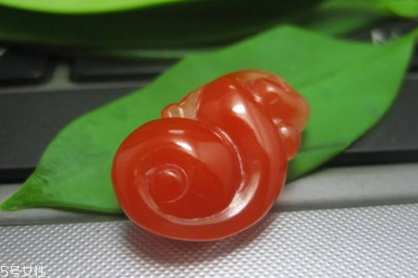 瑪瑙和翡翠有什么區(qū)別 要分清楚 瑪瑙和翡翠有什么區(qū)別 要分清楚