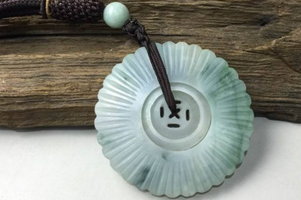 玉佩可以戴著睡覺嗎 不要戴太緊 玉佩可以戴著睡覺嗎 不要戴太緊