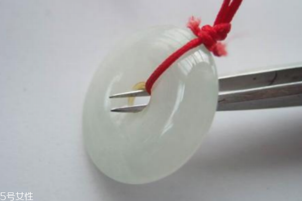 玉佩可以戴著睡覺嗎 不要戴太緊 玉佩可以戴著睡覺嗎 不要戴太緊