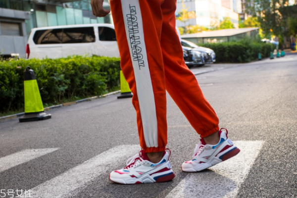 李寧001啟程評(píng)測(cè) 時(shí)尚界展露拳腳 李寧001啟程評(píng)測(cè) 時(shí)尚界展露拳腳