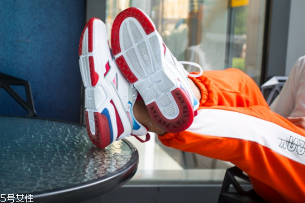 李寧001啟程評(píng)測(cè) 時(shí)尚界展露拳腳 李寧001啟程評(píng)測(cè) 時(shí)尚界展露拳腳