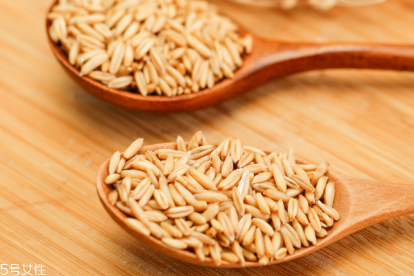 燕麥?zhǔn)谴旨Z嗎 屬于粗糧類 燕麥?zhǔn)谴旨Z嗎 屬于粗糧類