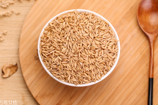 燕麥?zhǔn)谴旨Z嗎 屬于粗糧類 燕麥?zhǔn)谴旨Z嗎 屬于粗糧類