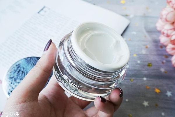 水密碼素顏霜哪個好 水潤版和遮瑕版對比評測 水密碼素顏霜哪個好 水潤版和遮瑕版對比評測