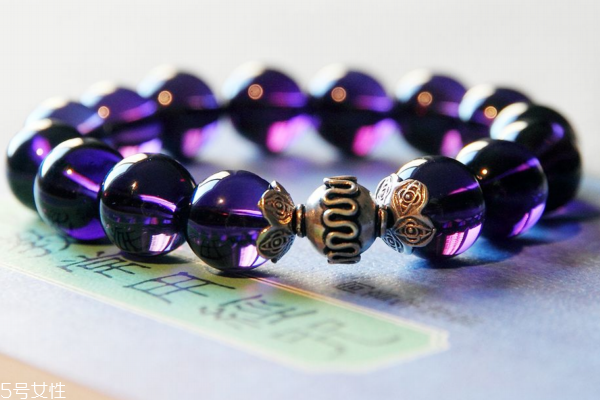 紫水晶手鏈寓意是什么 愛的守護石 紫水晶手鏈寓意是什么 愛的守護石