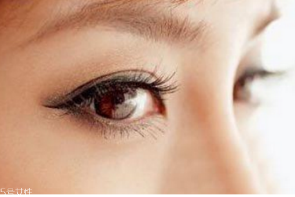 眼線畫在哪 眼線畫在睫毛下面還是上面 眼線畫在哪 眼線畫在睫毛下面還是上面