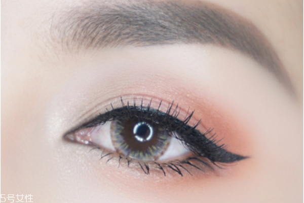 眼線畫在哪 眼線畫在睫毛下面還是上面 眼線畫在哪 眼線畫在睫毛下面還是上面