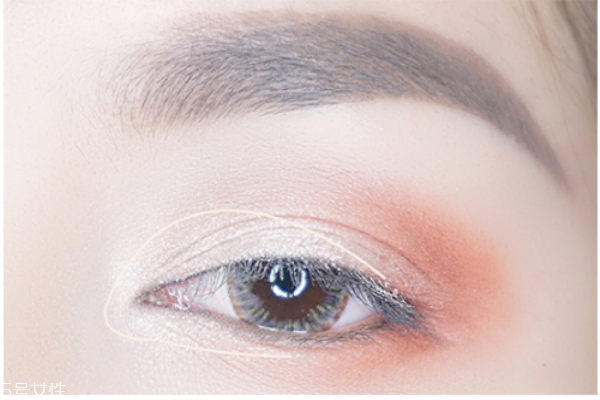 眼線畫在哪 眼線畫在睫毛下面還是上面 眼線畫在哪 眼線畫在睫毛下面還是上面
