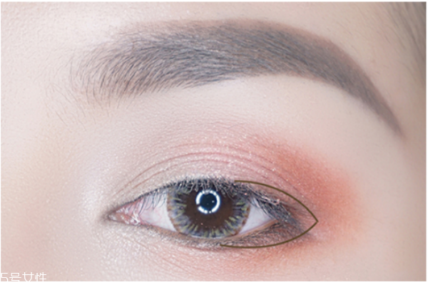 眼線畫在哪 眼線畫在睫毛下面還是上面 眼線畫在哪 眼線畫在睫毛下面還是上面