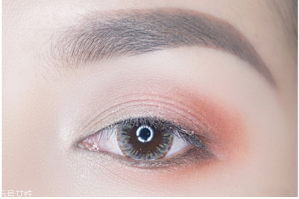 眼線畫在哪 眼線畫在睫毛下面還是上面 眼線畫在哪 眼線畫在睫毛下面還是上面