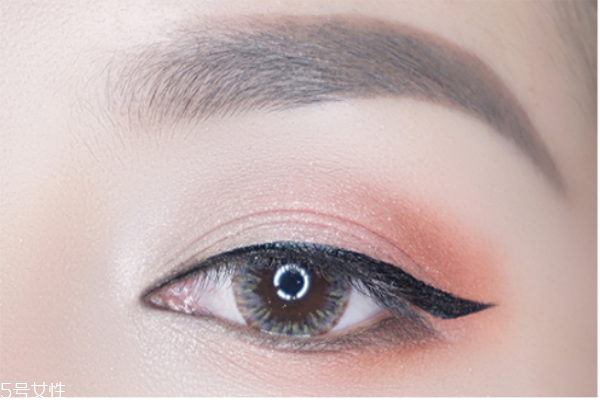 眼線畫在哪 眼線畫在睫毛下面還是上面 眼線畫在哪 眼線畫在睫毛下面還是上面