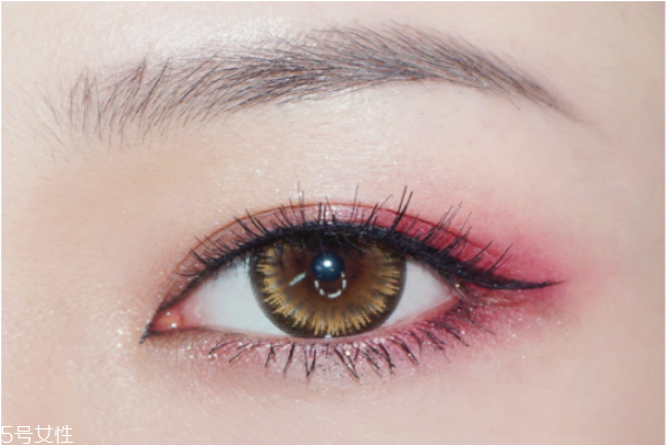 眼線畫在哪 眼線畫在睫毛下面還是上面 眼線畫在哪 眼線畫在睫毛下面還是上面