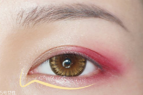眼線畫在哪 眼線畫在睫毛下面還是上面 眼線畫在哪 眼線畫在睫毛下面還是上面