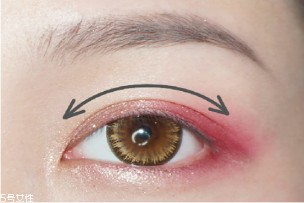 眼線畫在哪 眼線畫在睫毛下面還是上面 眼線畫在哪 眼線畫在睫毛下面還是上面