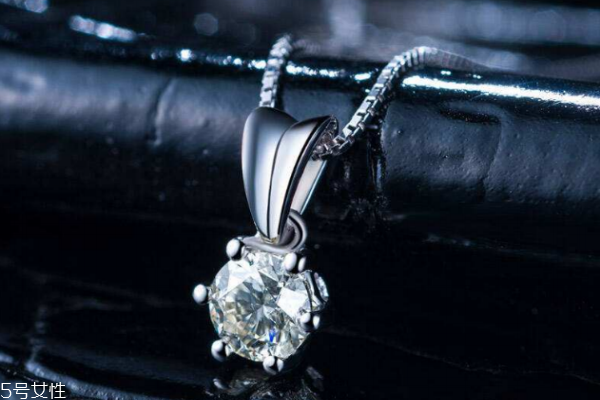 鉆石項(xiàng)鏈睡覺能戴著嗎 最好不要這樣做 鉆石項(xiàng)鏈睡覺能戴著嗎 最好不要這樣做