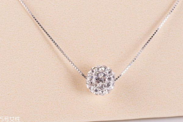 鉆石項(xiàng)鏈睡覺能戴著嗎 最好不要這樣做 鉆石項(xiàng)鏈睡覺能戴著嗎 最好不要這樣做