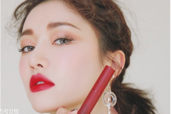 涂完口紅要不要抿嘴 涂口紅抿嘴的壞處 涂完口紅要不要抿嘴 涂口紅抿嘴的壞處