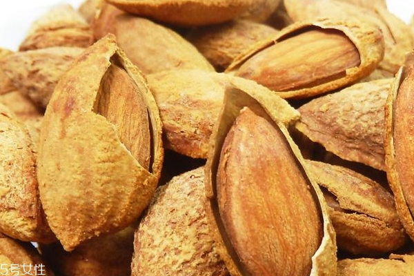 巴旦木什么味道好吃 淡淡堅果油清香和木質(zhì)香氣 巴旦木什么味道好吃 淡淡堅果油清香和木質(zhì)香氣