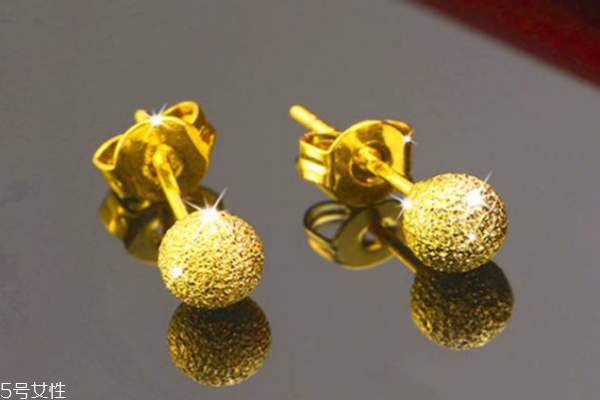 黃金耳釘多少錢(qián)一對(duì) 依據(jù)當(dāng)日金價(jià) 黃金耳釘多少錢(qián)一對(duì) 依據(jù)當(dāng)日金價(jià)